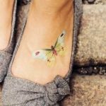 tatuaggio farfalla su piede