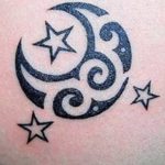 tatuaggio luna tribale
