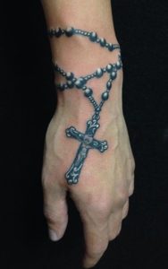 tatuaggio rosario su polso