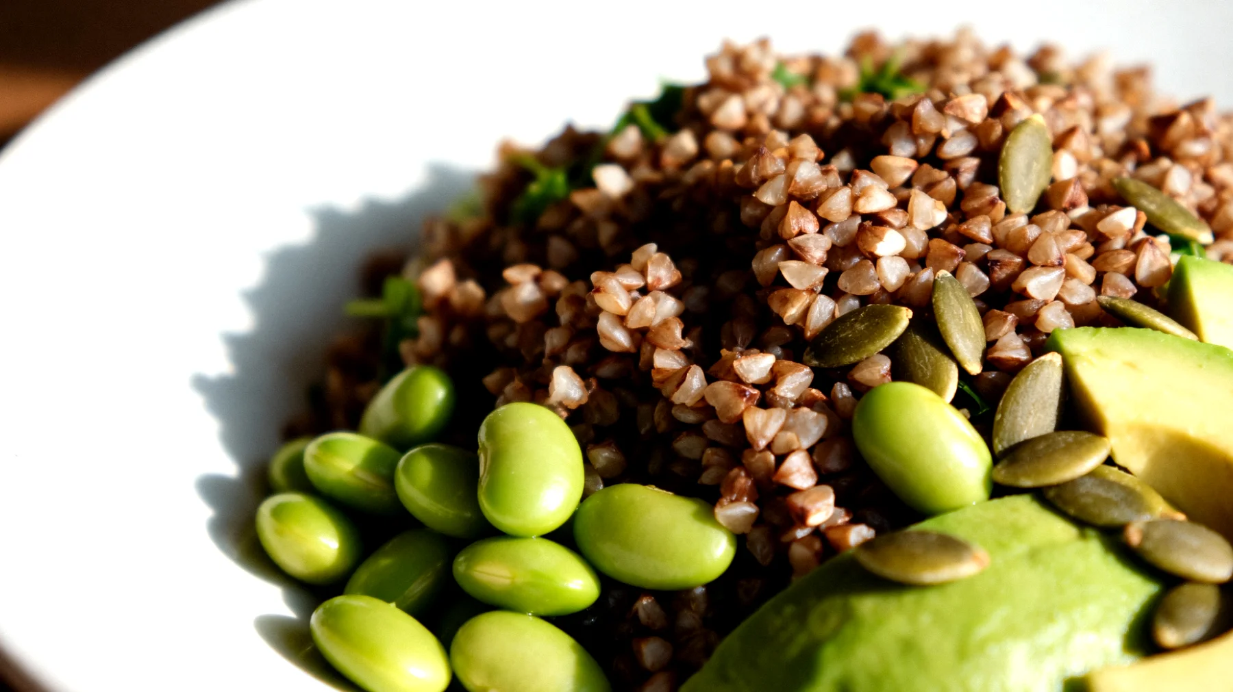Insalata di grano saraceno con edamame, avocado e semi di zucca"